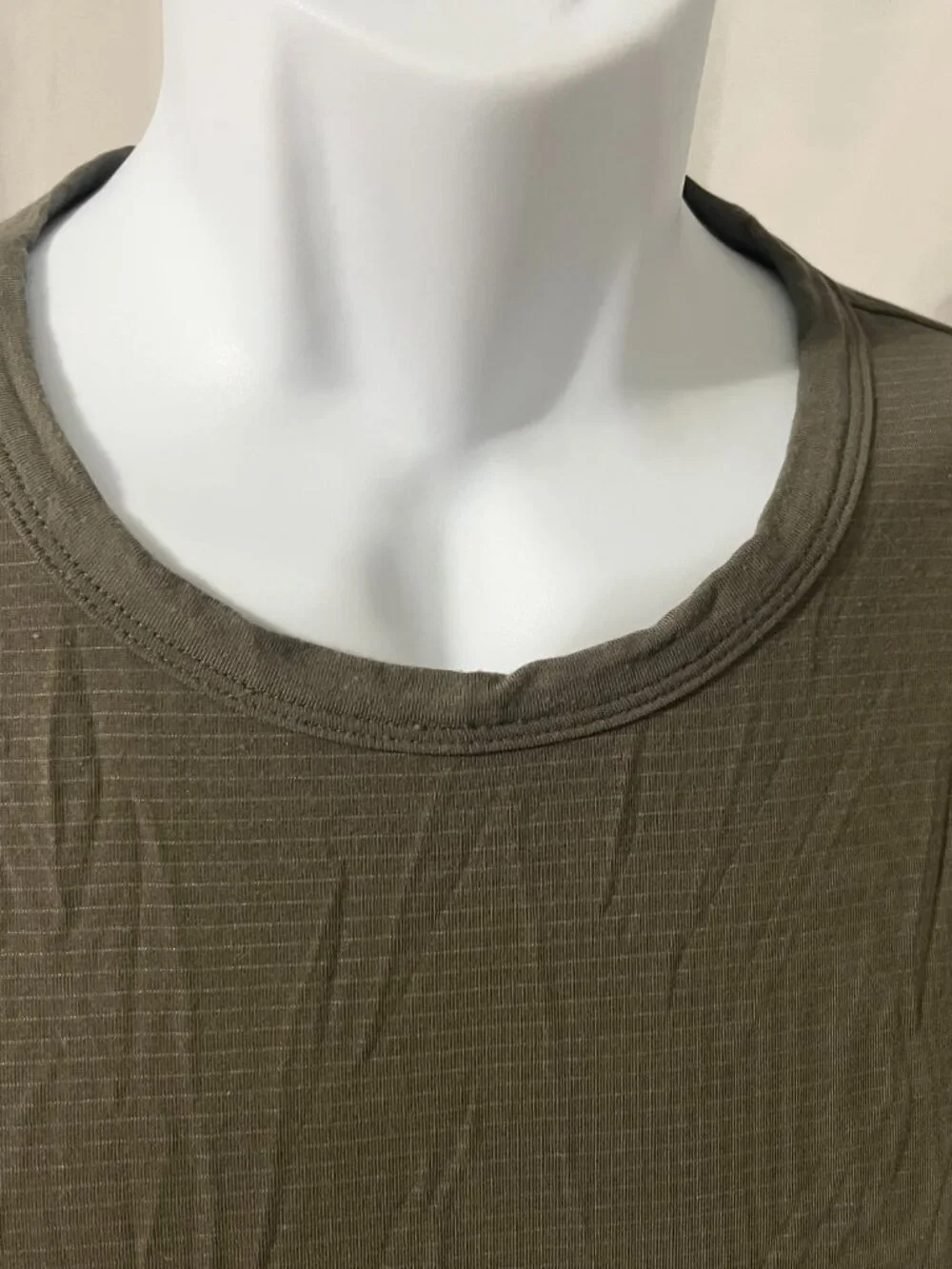 💪 Vuori Men's Green Striped Short Sleeve Stretch Athletic T-Shirt Large L EUC - Picture 4 of 5